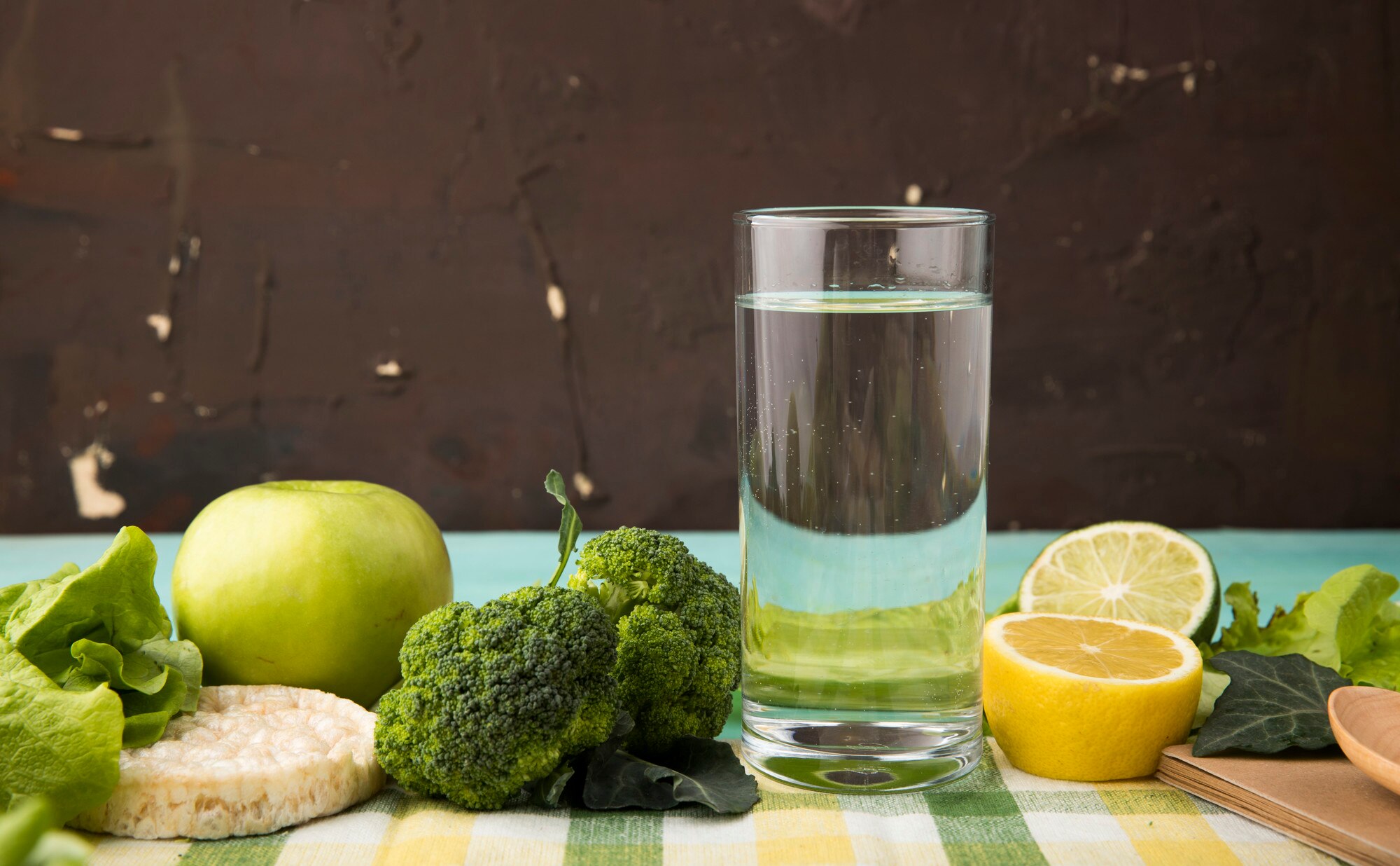 Vaso de agua y alimentos frescos